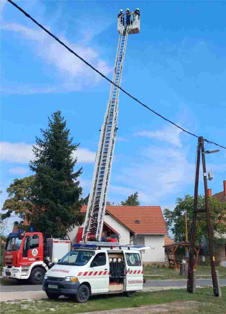 Tűzoltó magasból mentő jármű
